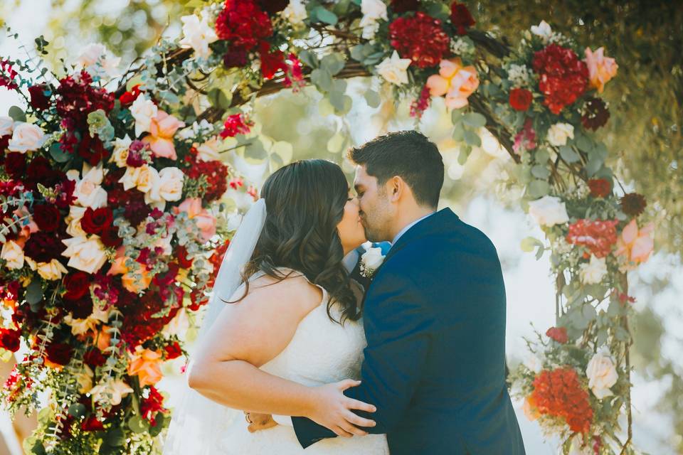 Love the reds and jewel tones in theis arch byMcCann Flowers (Collective Perception Photography)