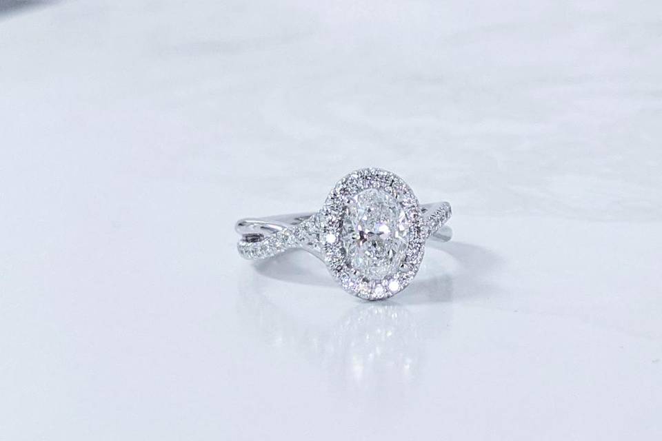 Oval diamond engagement ring