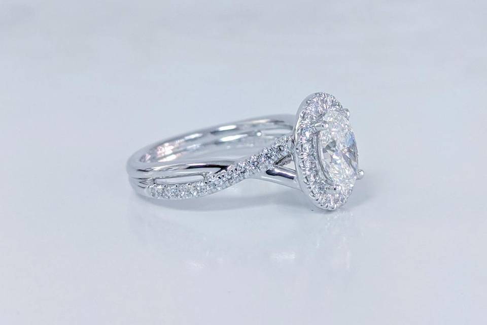 Oval diamond engagement ring