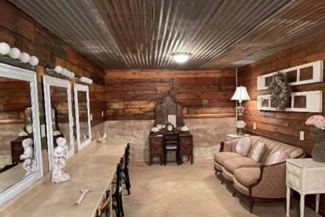 Rustic get-ready room