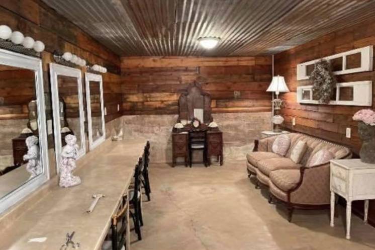 Rustic get-ready room