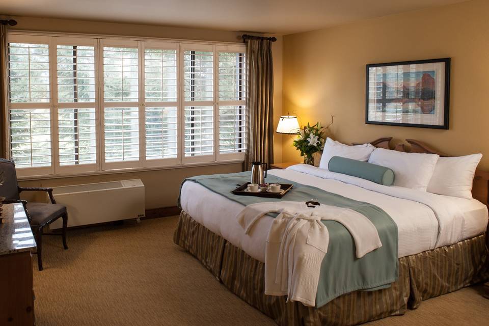 Golf view room with one king bed