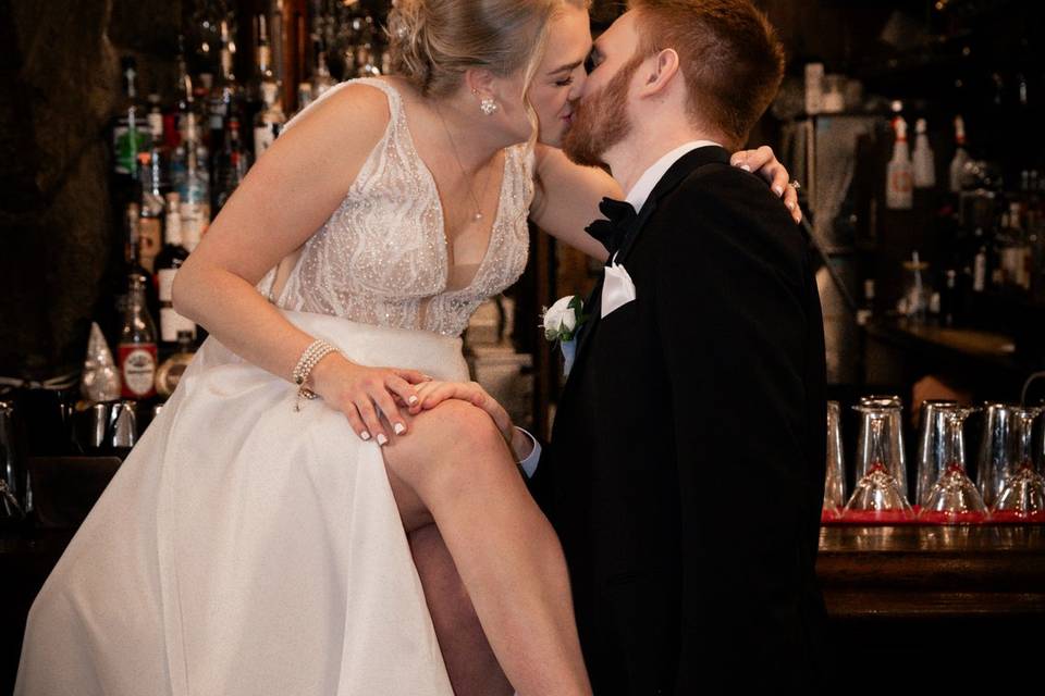 Tunnel bar kiss