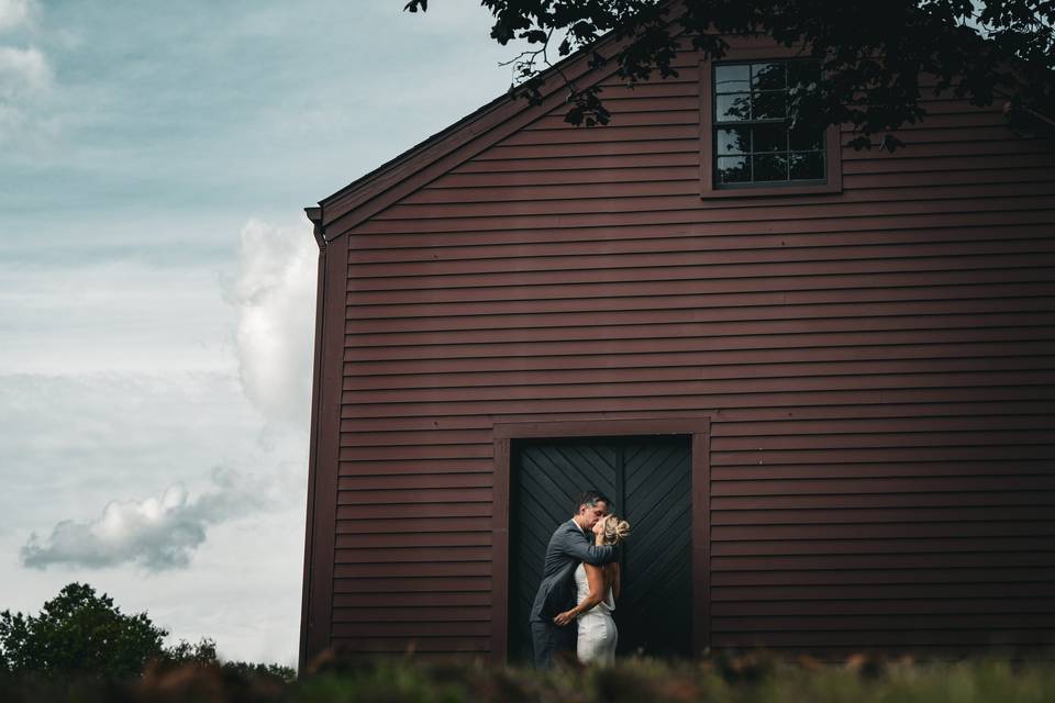 Kiss in front of barn