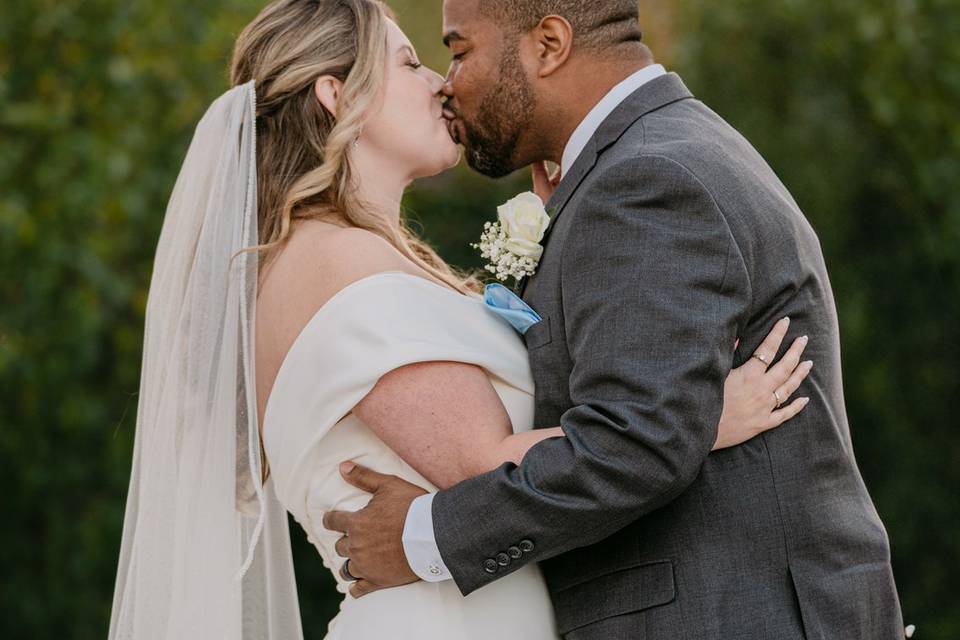 Fall weddingnkiss