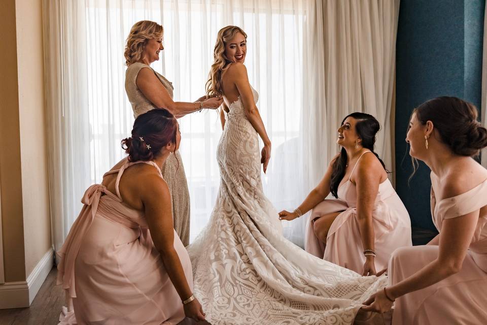 Bridal preparation - Tell It Well Photography