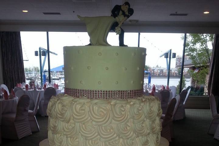 4-tier wedding cake with green tiers