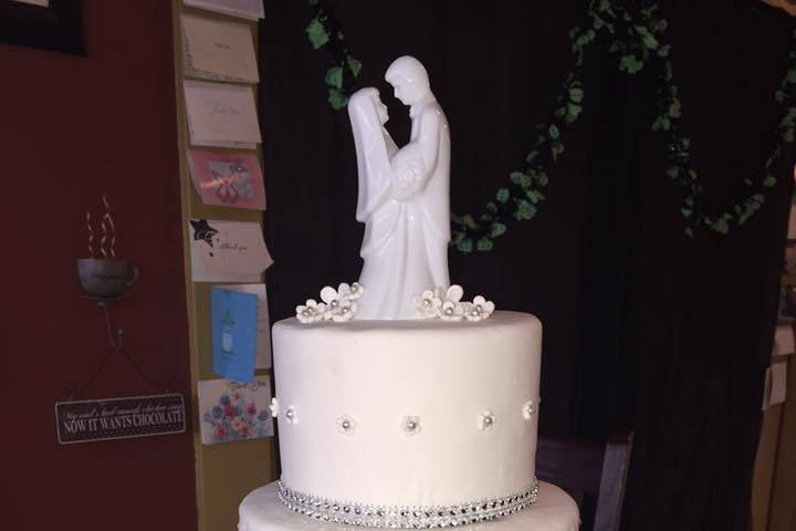 Wedding cake with figurines