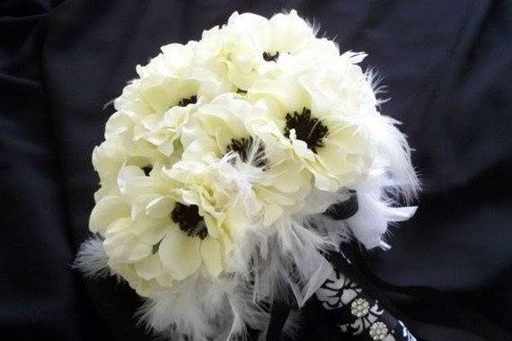 This set consist of:
1-Bride's Bouquet: Cream/White Silk anemones wrapped in black and white damask fabric accented with fluffy WHITE feathers underneathe bouquet (Like photo) with black ribbon accents with feathers.
Size in diameter 10