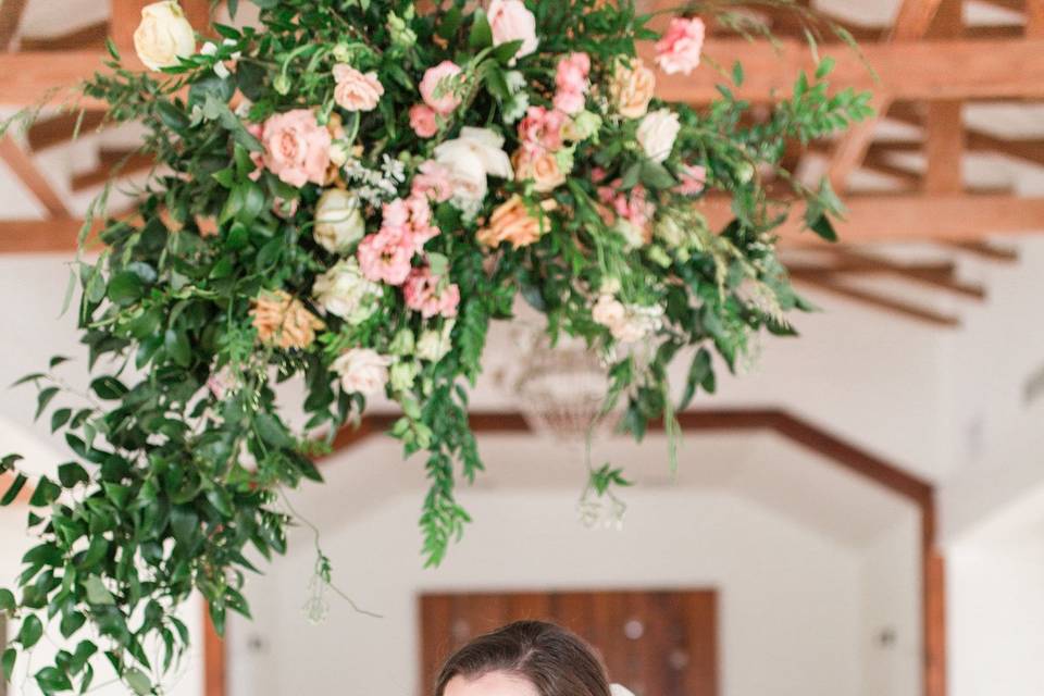 Bride with elegant bouquet
