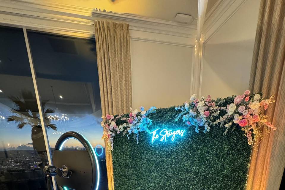 Selfie Booth hedge/Neon sign