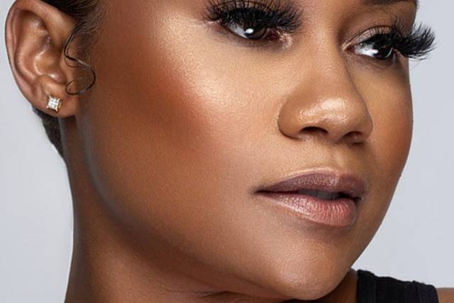 Shimmering skin and long lashes