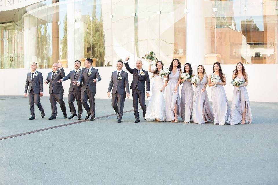 The couple with the bridesmaids and groomsmen​
