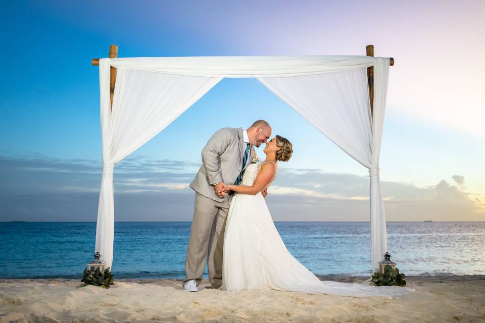 Kissing under the arch