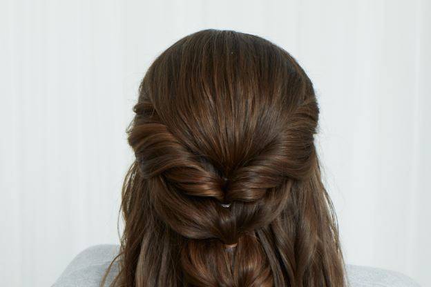 Outdoor wedding hairstyle