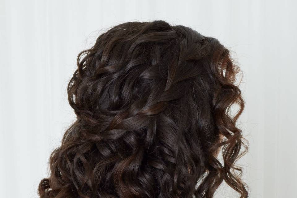 Natural curly hairstyling