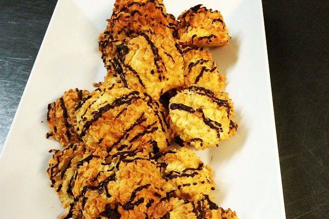 Toasted coconut macaroons