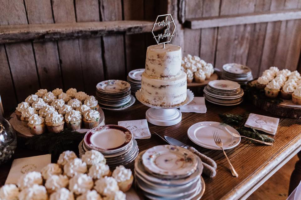 Cake table arrangement