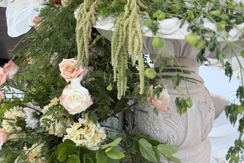 Garden-inspired floral arrange