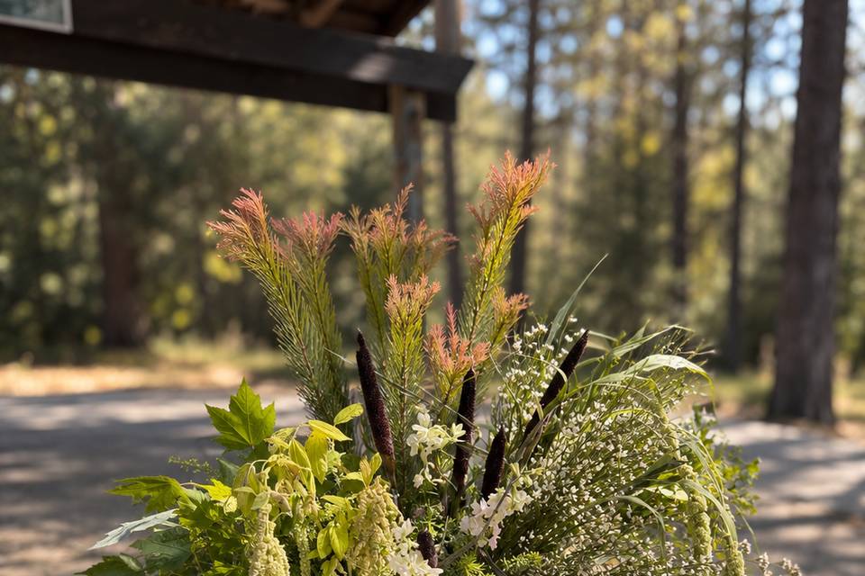 Organic ceremony arrangement w