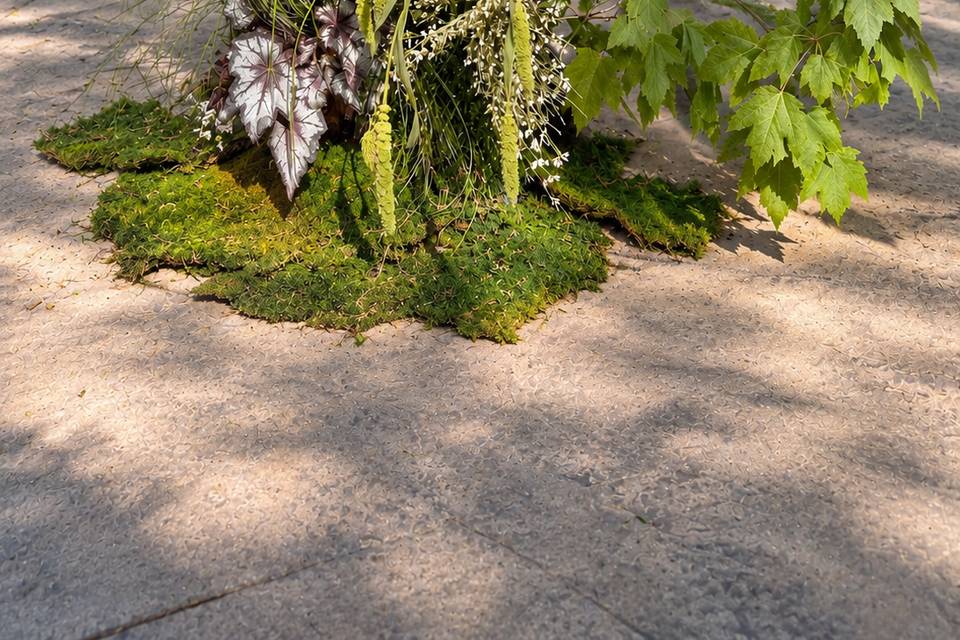 Textured ceremony arrangement