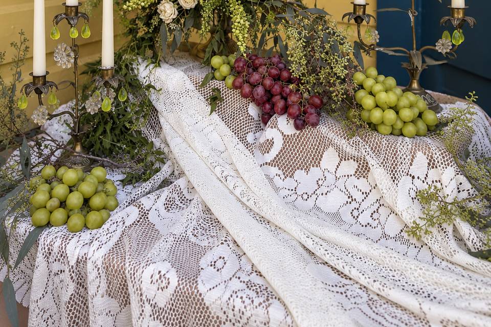 Garden-style wedding table flo