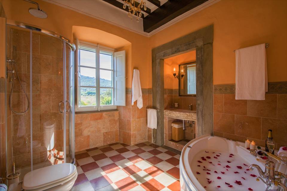 Bathroom with jacuzzi