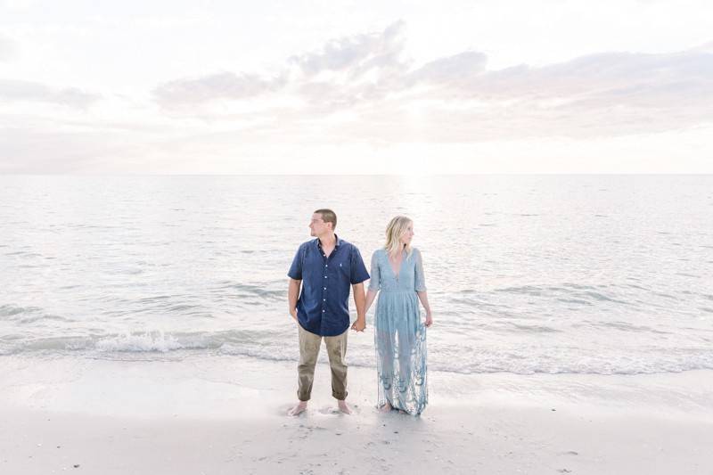 Couple by the ocean - Ashlyn Murphy Photo
