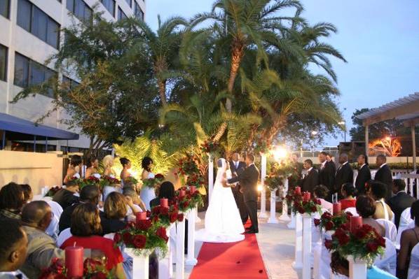 Outdoor Poolside Ceremony @ Hilton Tampa Airport Westshore