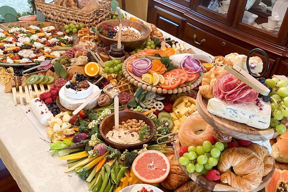 https://cdn0.weddingwire.com/vendor/349701/3_2/960/jpg/brunch-grazing-table_51_2107943-169418241379047.jpeg