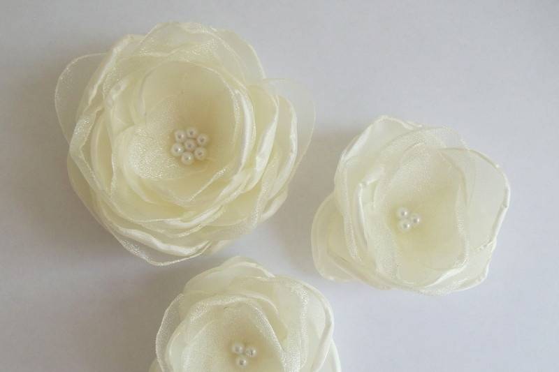 Ivory fabric flowers in handmade...
All other colors available, all your custom orders available!
For more info:https://www.etsy.com/listing/157338873/coral-pink-flower-in-handmade-bridal?ref=shop_home_active