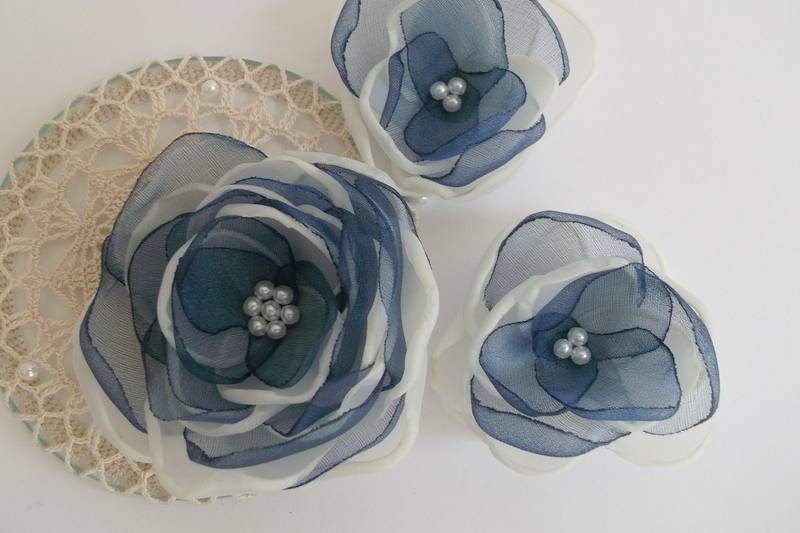 Set of 3 handmade flowers in ivory and navy blue color...
Other colors available, all your orders are welcome...
For more info:https://www.etsy.com/listing/158403441/cream-ivory-and-navy-blue-flower-in?ref=shop_home_active