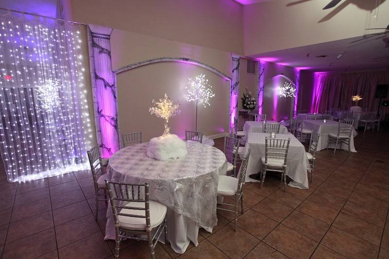 Table set-up with chiavari chairs