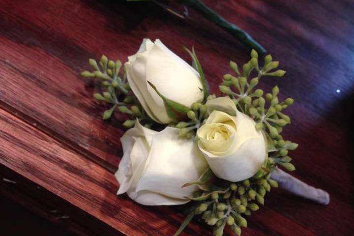 Spray rose boutonniere