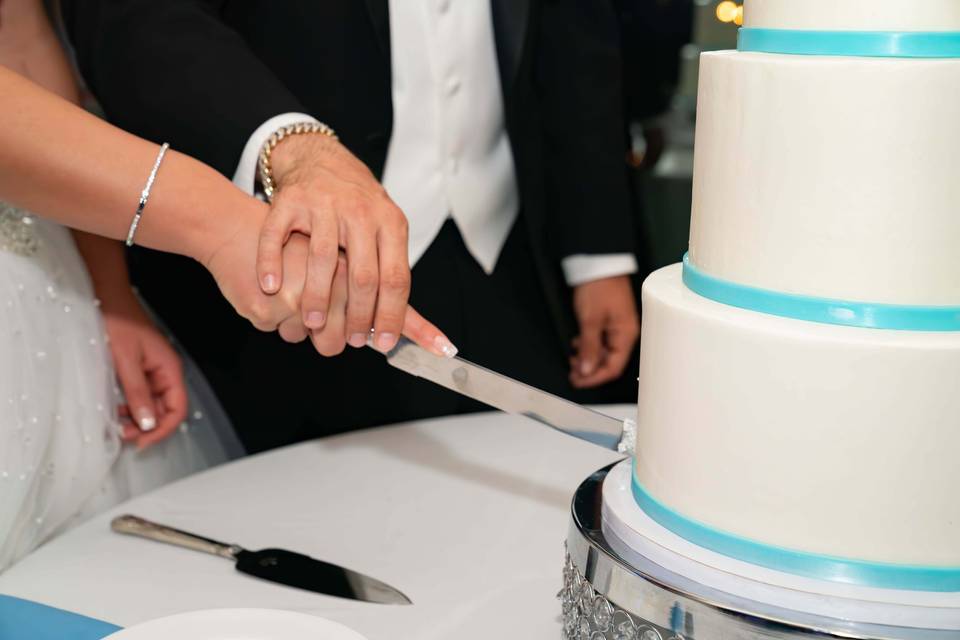 Cutting wedding Cake