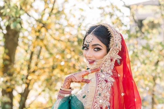 Pin by 𝒵𝒶𝒾 on DESI | Bride groom photoshoot, Indian wedding couple  photography, Bride photography poses