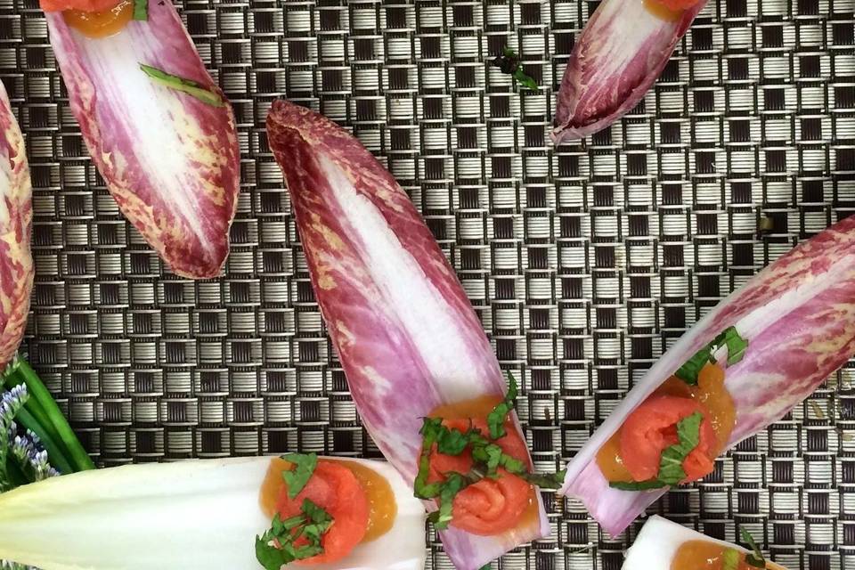 Endive leaves with mango chutney & smoked salmon