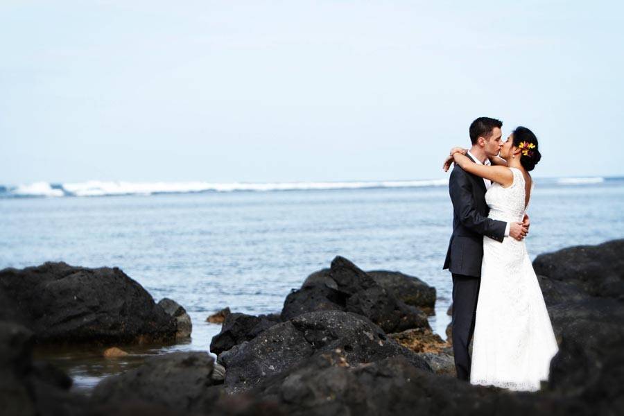 Kissing on the rocks near Princeville, Hawaii