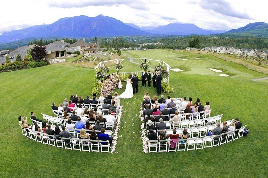 Wedding Ceremony overlooking Mt.Si at the Snoqualmie Ridge Golf Course near Seattle, Washington