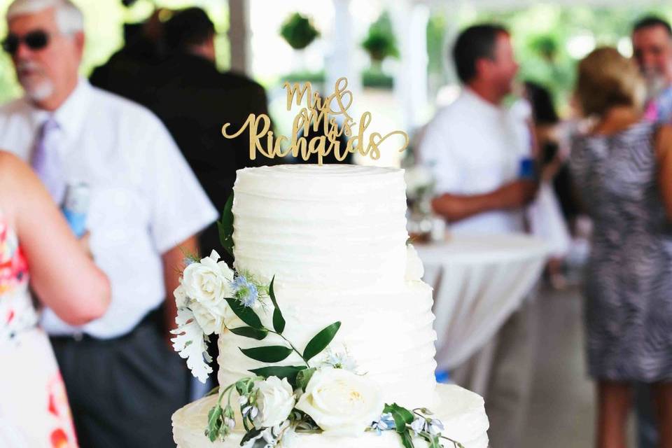 White wedding cake w/ florals