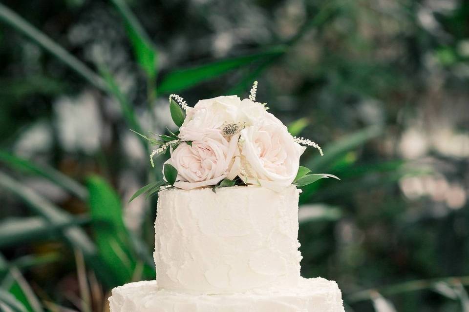 Modern classic wedding cake