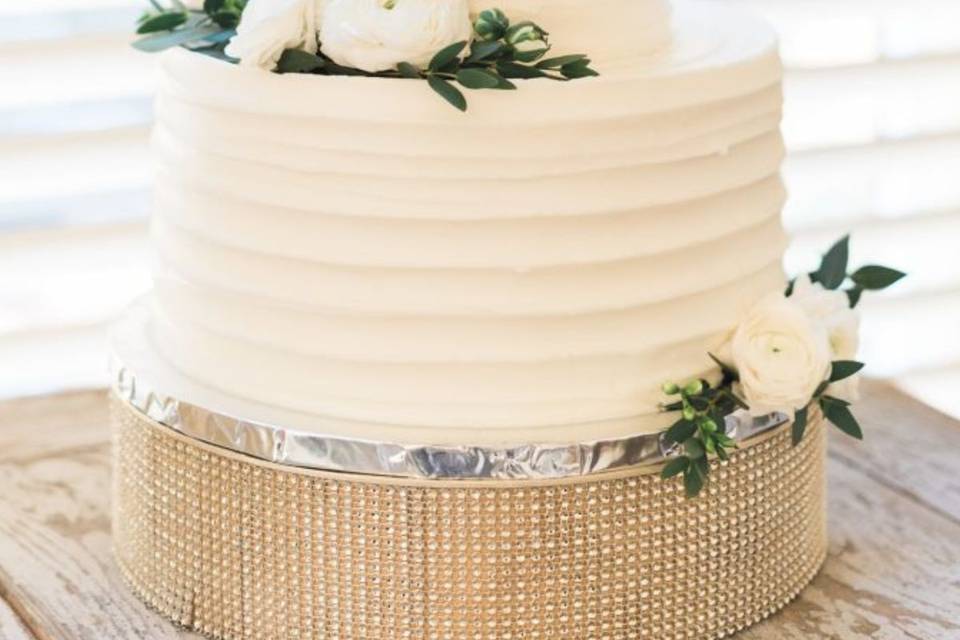 Elegant white wedding cake