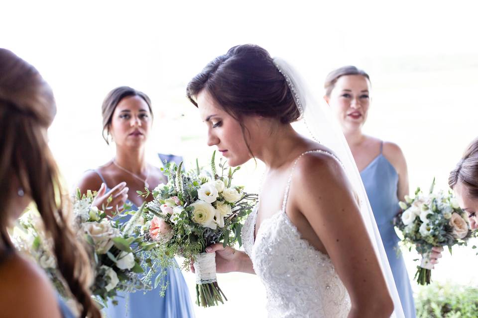 Detail: Bride w Bridesmaids