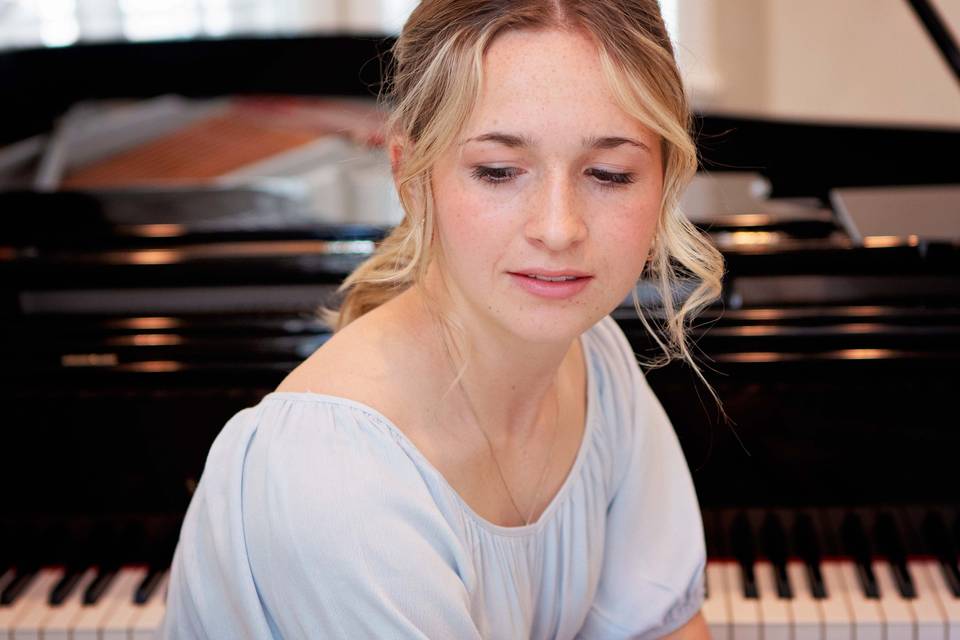 Emma Peterson.Pianist