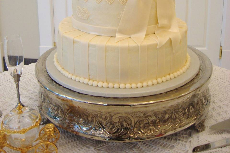 Golden Glow Wedding Cake – Tre Mari Bakery