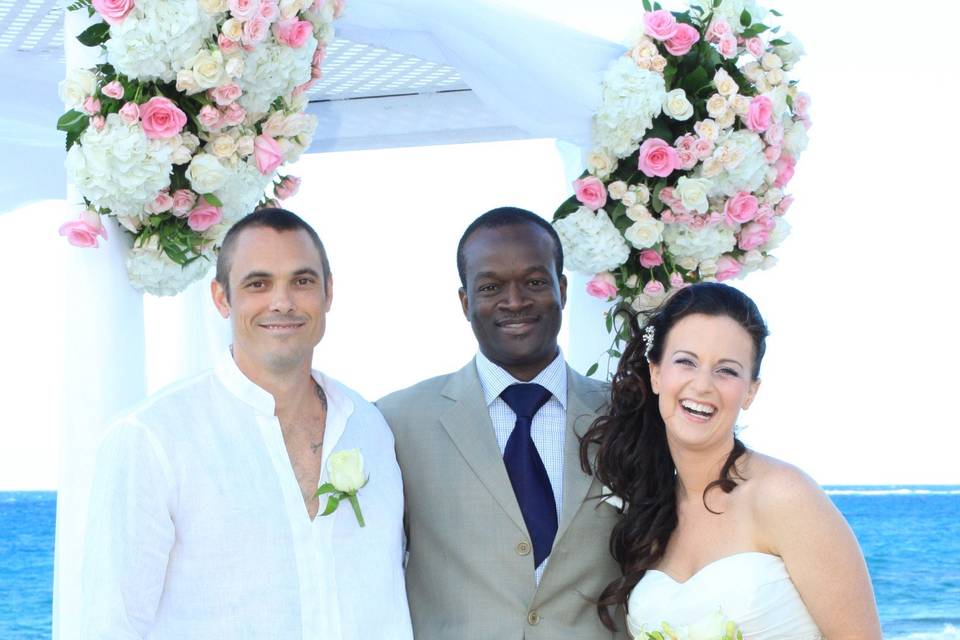 Glenn, officiating at Tony + Laurie's Bahamas beach wedding on Love Beach, Nassau Bahamas