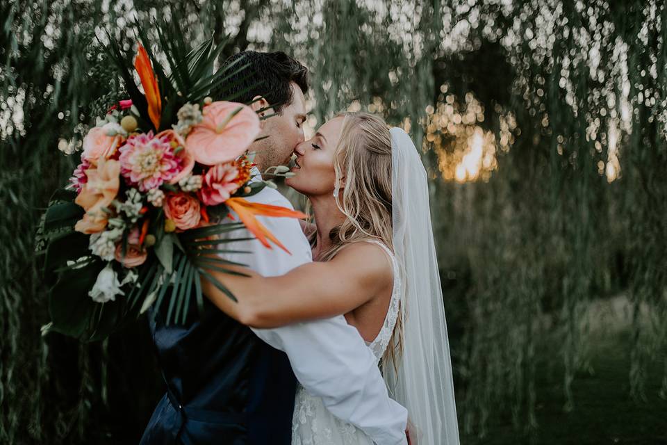 Couple kissing | Nicole Henshaw Photography