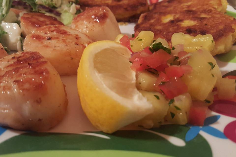 Sugar scallops with pineapple salad