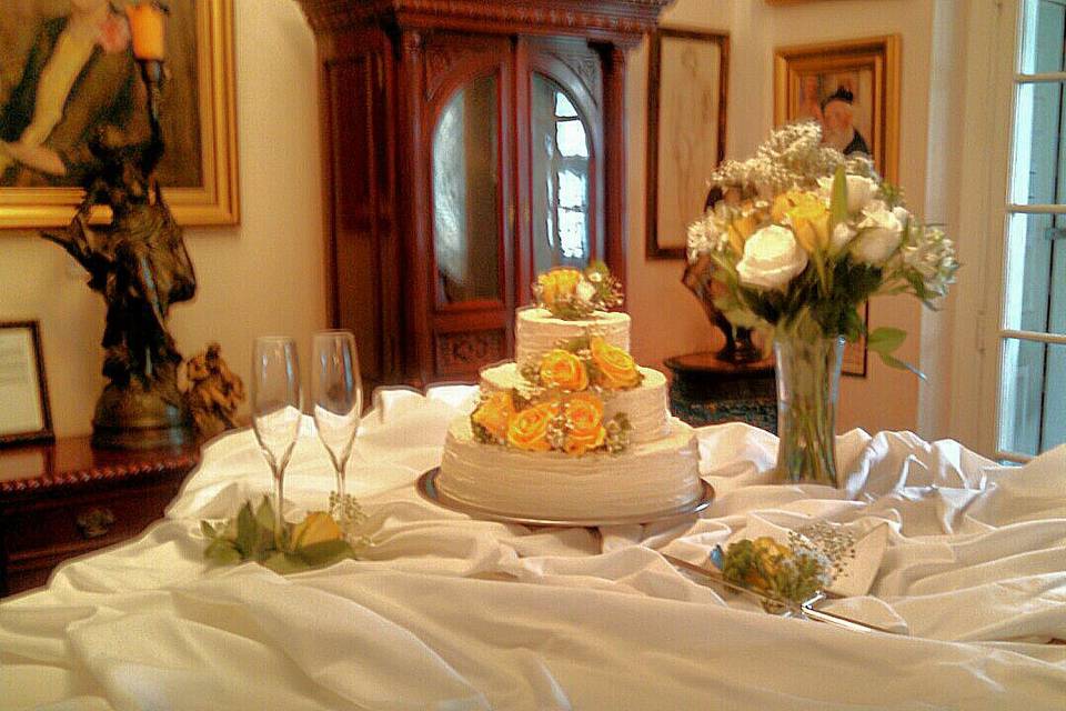 Deep chocolate wedding cake with fresh made raspberry filling with my family recipe of italian buttercream styled with rustic ridges. Simple and elegant, fresh roses for lovely, sophisticated look