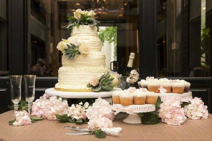 Champagne pink roses and glitter were the theme for this cake. Edible glitter of course!